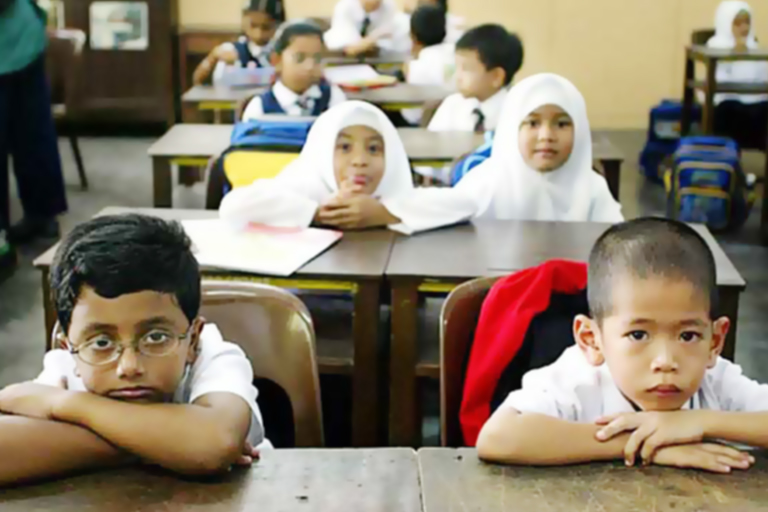 தேசியக் கொடி பேட்ஜ் அணியாத மாணவர்கள் எந்த தண்டனையையும் எதிர்கொள்ள மாட்டார்கள்