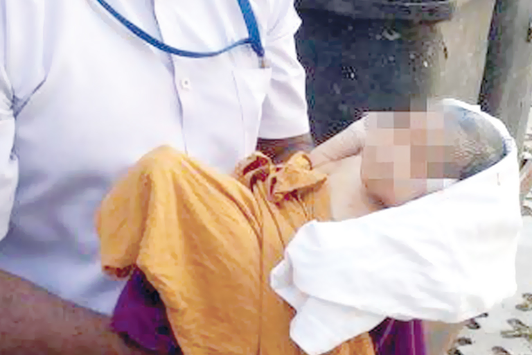 சிங்கப்பூரில் குப்பைத் தொட்டிக்குள் உயிருடன் சிசு!