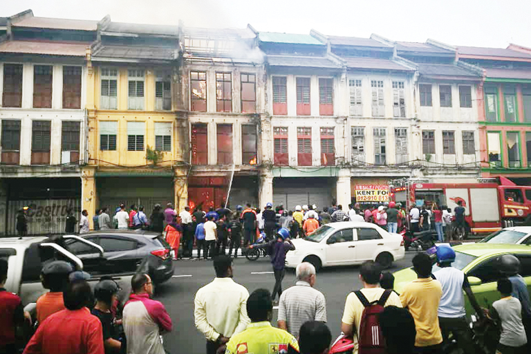 ANJING MENYELAMATKAN DUA ADIK BERADIK DARI KEBAKARAN