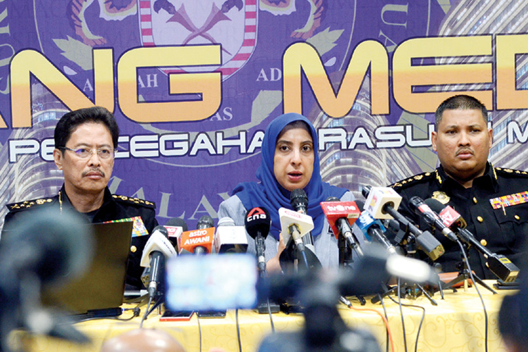 முன்னாள் எம்ஏசிசி தலைவருடன் நஜிப்பின் தொலைபேசி உரையாடல் பதிவுகள்: கிரிமினல் சதி