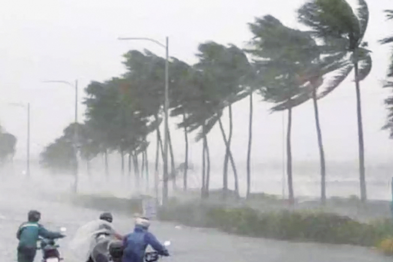 பீஜியைத் தாக்குகிறது பலத்த சூறாவளி!