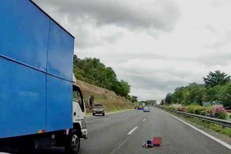 Kanak-kanak tercampak di lebuh raya: Dua lelaki didakwa memandu berbahaya