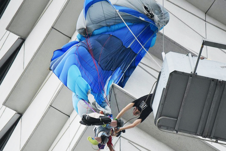 Penerjun Putrajaya Base Jump tersangkut pada tiang lampu bangunan