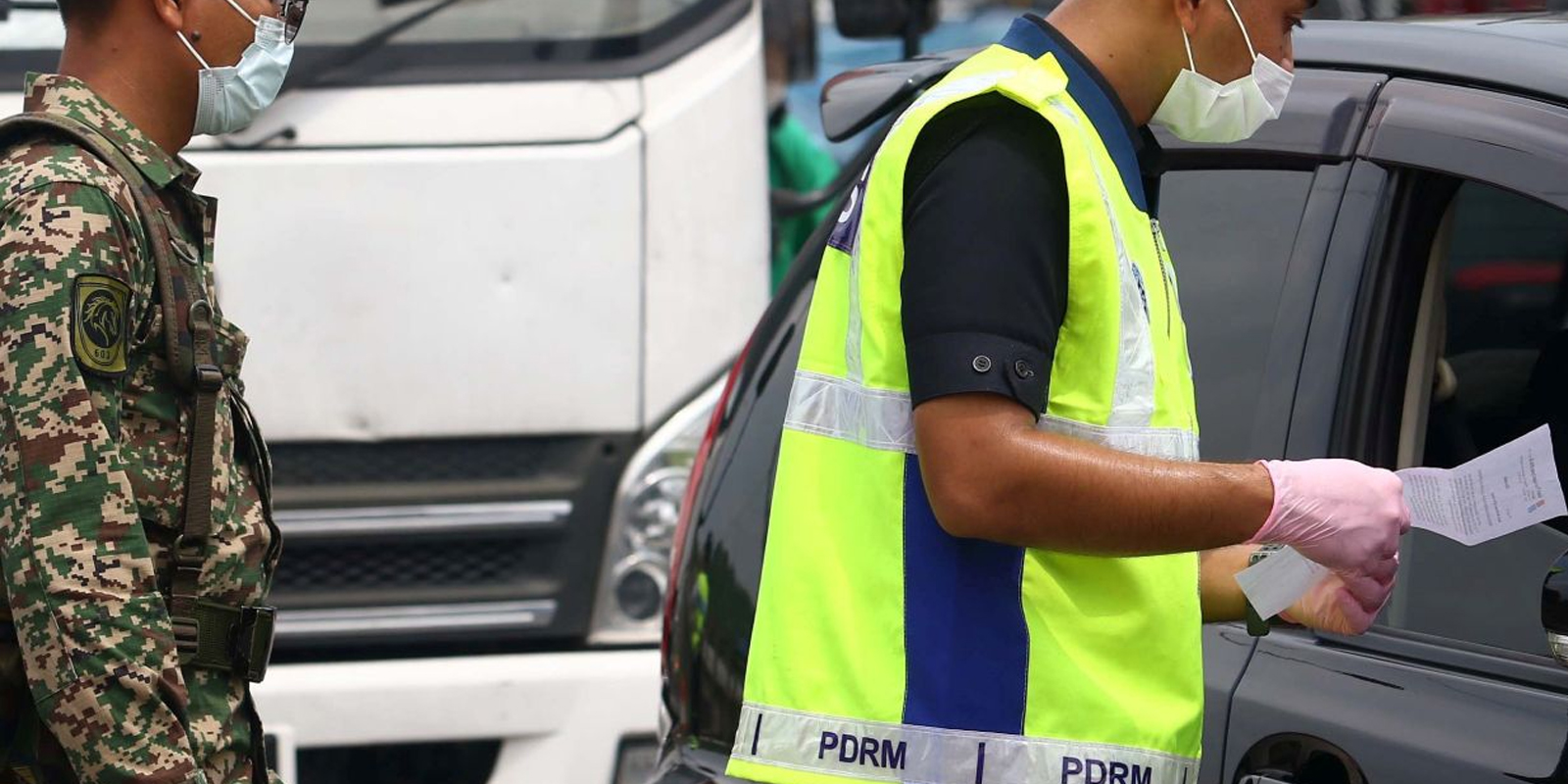 காவல் அதிகாரியை பார்த்து முட்டாள் என்று கூச்சலிட்ட பெண் கைது