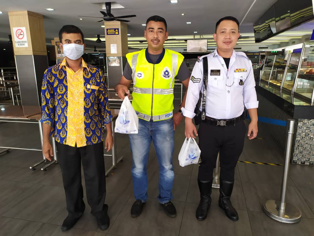 சீருடை அணிந்த பணியாளர்களுக்கு பெலித்தா நாசிகண்டார் ஏற்பாட்டில் இலவச உணவு