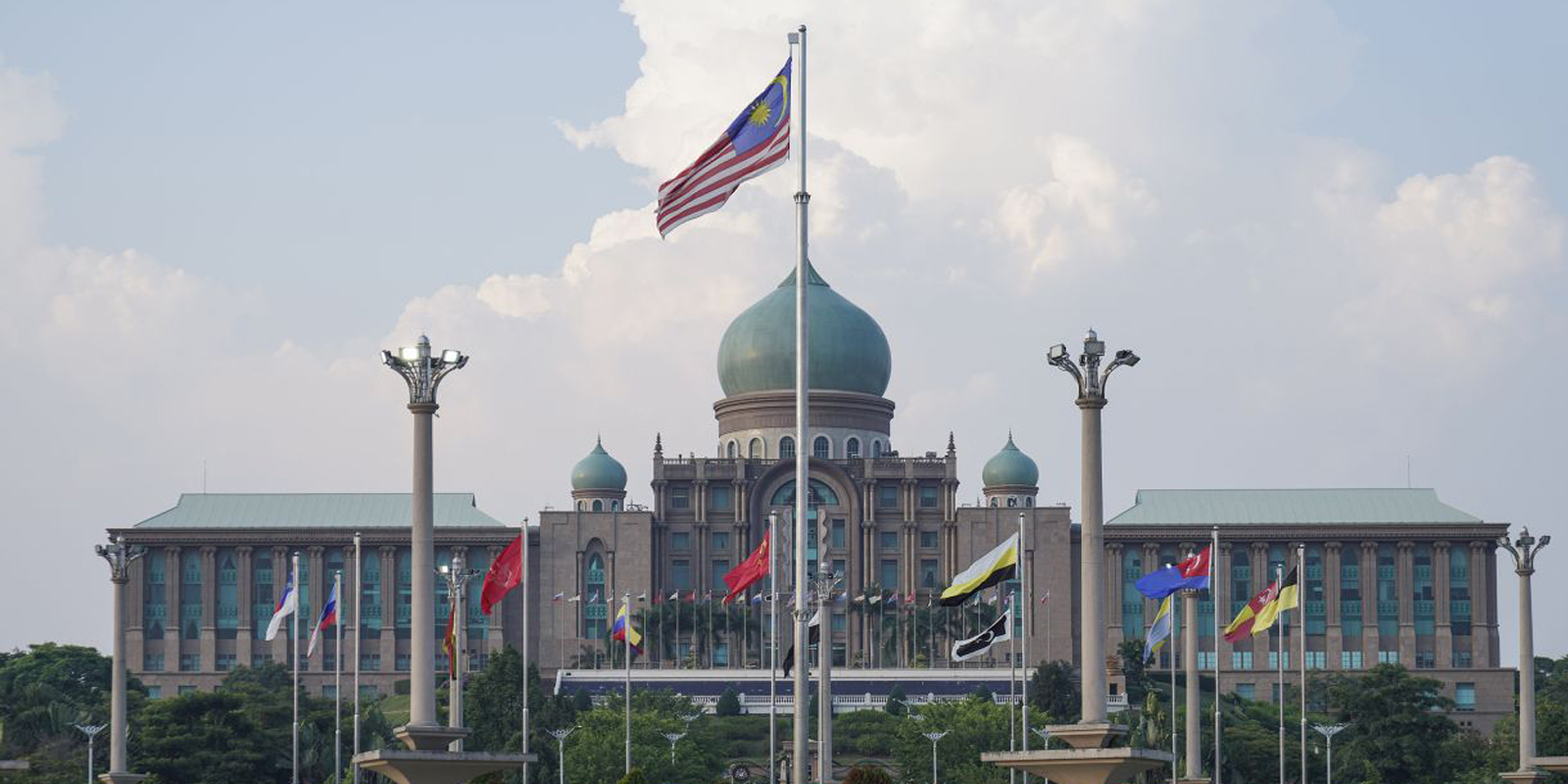 பிரதமர், அமைச்சர்கள், துணை அமைச்சர்கள் கோவிட் -19 நிதிக்கு இரண்டு மாத ஊதியம் வழங்க வேண்டும்.