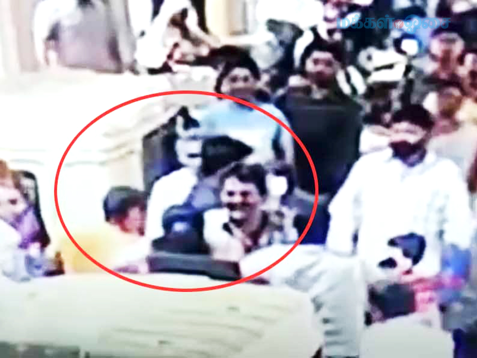 தும்மியவருக்கு சரமாரியாக அடி உதை