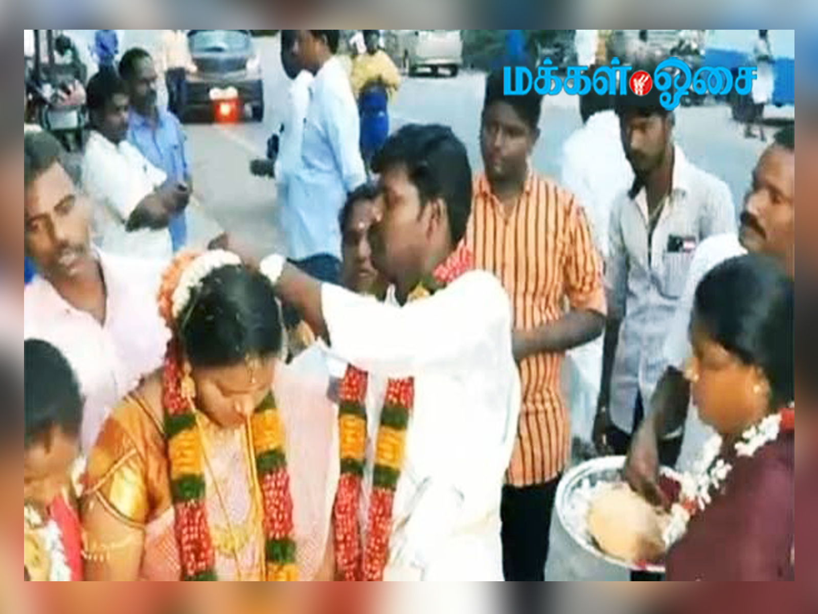 கோவில்கள் மூடப்பட்டதால் சாலையோரங்களில் நடைபெற்ற திருமணங்கள்