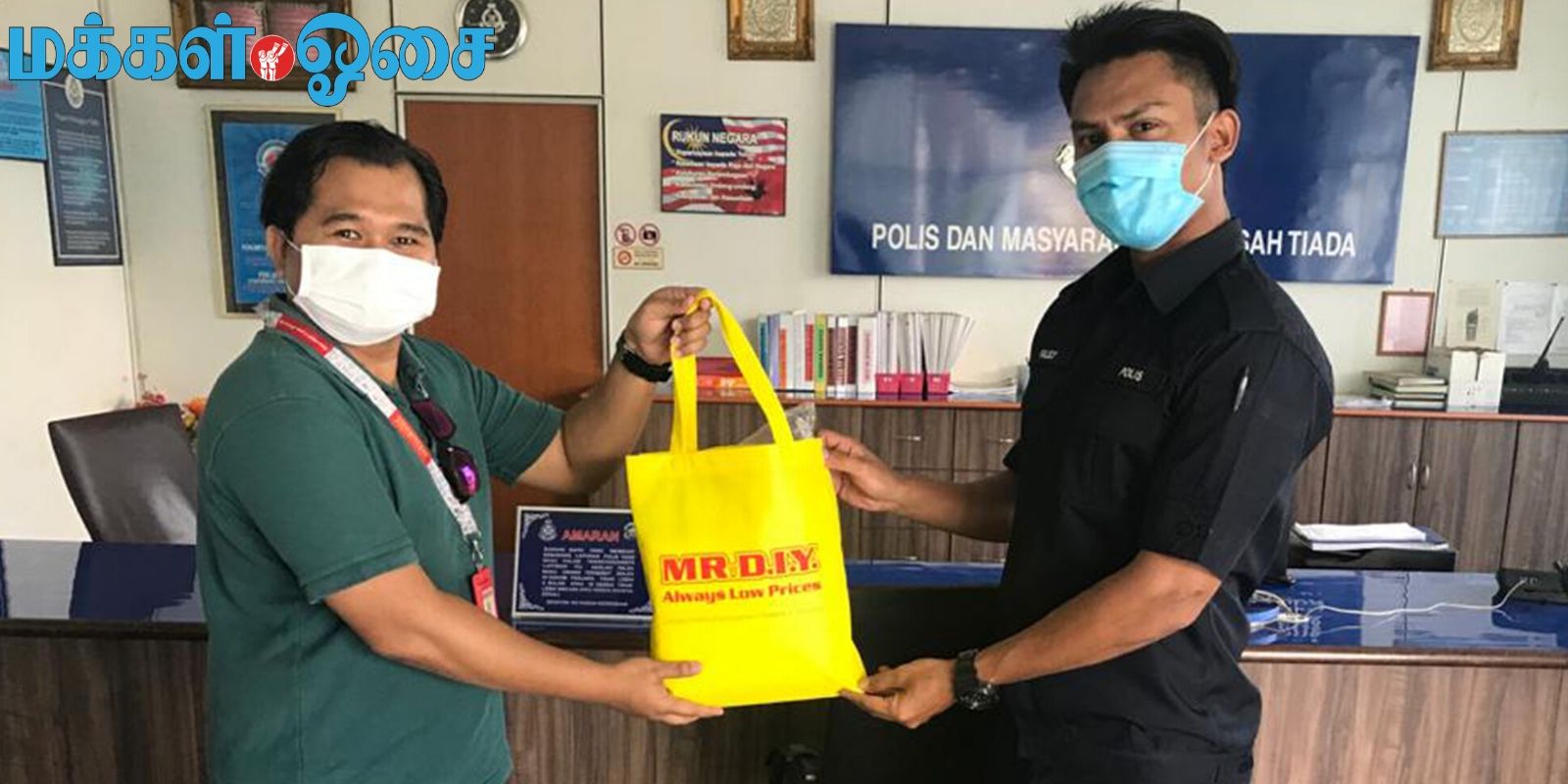 Mr. D.I.Y. sumbangkan 300 ribu topeng muka kepada Barisan Hadapan Covid-19