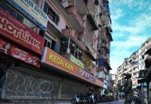 மேம்படுத்தப்பட்ட MCO: சிறுநீர் மற்றும் குப்பைகளில் இருந்து தங்களை காத்து கொள்ள வீரர்கள் தலைகவசம் அணிகின்றனர்.