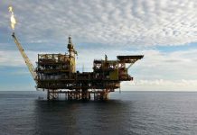 Sabah membenarkan sektor minyak dan gas beroperasi semula
