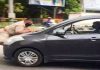 காரின் பேனட்டில் போலீஸ் அதிகாரியை இழுத்துச் சென்ற டிரைவர்