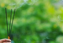 ஊதுபத்தி ஏற்றுவதன் தத்துவம் என்ன?