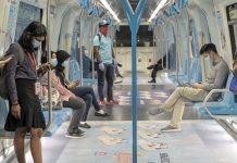 Pengguna pengangkutan awam mengikuti langkah pencegahan yang ketat