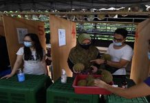Penjual bina sekatan kayu untuk pastikan jarakan sosial peminat durian