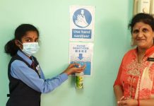 புக்கிட் ஜாலில் தோட்டத் தமிழ்ப்பள்ளிக்கு செனிடைஸர் வழங்கினார் டத்தோ பத்மநாதன்