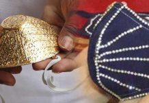 நகைக்கடையில் விற்பனைக்கு வந்த, வைரம் பதித்த முகக்கவசம்