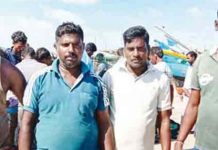 படகு கவிழ்ந்து கடலில் தத்தளித்த 4 மீனவர்கள்