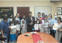 மேலும் எண்மருக்கு குடியுரிமை, பிறப்புப் பத்திரம்