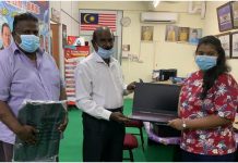 இந்திய மாணவர்களுக்கு மடிக் கணிணி – குணா வழங்கினார்