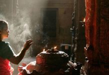 கண்களை மூடி இறைவனை வணங்கலாமா?