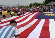 Penduduk Balakong sumbang 500 baju terpakai, hasil Jalur Gemilang gergasi