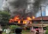 Dua rumah, sebuah kereta musnah terbakar