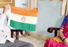 வங்கி லாக்கரில் வைத்து பாதுகாத்து வரும் தேசிய கொடி