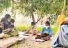 வீடுகளுக்கு சென்று பாடம் நடத்தும் அரசு பள்ளி ஆசிரியை