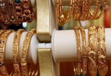 நகைக் கடையில் போலி நகைகளை மாற்றி வைத்த ஊழியர் கைது