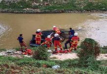 Penduduk cemas lihat kereta terjunam dalam sungai