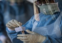 Berhubung terus dengan pesakit Covid-19, lapan kakitangan hospital dipantau rapi