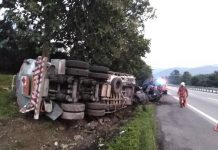நெடுஞ்சாலையில் டேங்கர் டிரெய்லர் தடம் புரண்டது