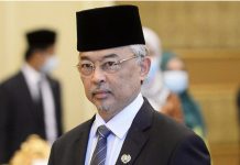 அரசியல்வாதிகள் தங்கள் செயல்களை குறித்து சிந்தியுங்கள் : மாமன்னர் வலியுறுத்தல்