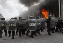 Penunjuk perasaan Guatemala bakar bangunan Kongres tuntut presiden meletakkan jawatan