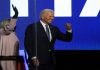 YAKIN MENANG: Biden dan isterinya Dr. Jill Biden mengangkat tangan
