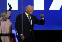 YAKIN MENANG: Biden dan isterinya Dr. Jill Biden mengangkat tangan