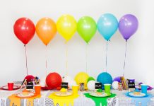 முன்னனி பணியாளர்களின் குழந்தைகளுக்கு இன்ப அதிர்ச்சியான பிறந்த நாள் விழா