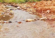 அழகர்மலை உச்சியில் இருந்து சிற்றாறு போன்று ஓடும் நூபுர கங்கை புனித தீர்த்தம்