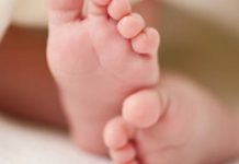 சூராவில் கைவிடப்பட்ட குழந்தை – துப்புரவு பணியாளரால் நலமுடன் மீட்டெடுக்கப்பட்டது