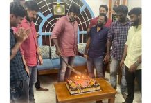 பிறந்த நாளில் வாளால் கேக் வெட்டிய நடிகர் விஜய் சேதுபதி – இணையத்தில் வைரலாகும் புகைப்படம்