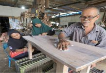 COVID-19: Tukang kayu mencari Rezeki
