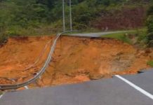 Jalan utama Kampung Mawang Taup ditutup