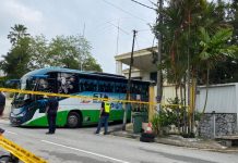 வட கொரிய தூதரகத்திற்குள் பஸ் நுழைவதைக் காண முடிந்தது