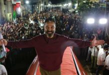 கமல் மீது புத்தகங்களை ஆவேசமாக வீசிய பெண்