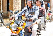 பிரத்யேக இருசக்கர வாகனத்தில் மாற்றுத்திறனாளி