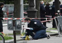 Seorang maut, seorang cedera ditembak di luar hospital Paris