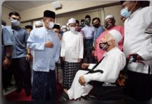 பிரதமர் tarawih தொழுகையை பத்துகேவ்ஸ் குடியிருப்பாளர்களுடன் மேற்கொண்டார்