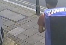 Lelaki selamba bawa mayat di dalam beg sandang