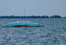 பழைய பேருந்துகளை நடுக்கடலில் தூக்கிப்போடும் இலங்கை